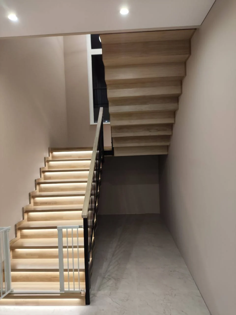 Старая Купавна. Резиденция 230 м². Лестница на индивидуальном металлокаркасе, ступени из цельноламельного дуба «Экстра» 40 мм с интегрированной подсветкой